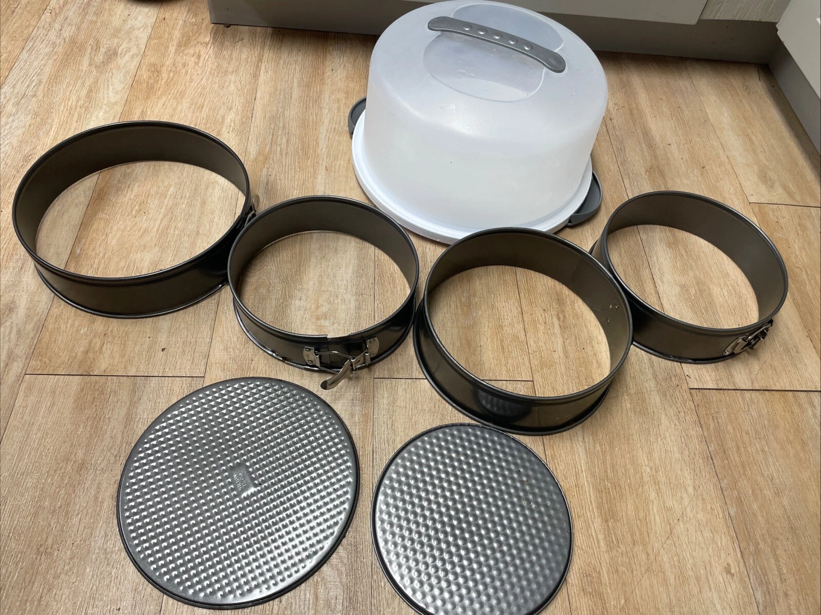 🎂 Huge Wilton Cake Baking Lot – Pans, Carrier & More! Perfect for Bakers! 🍰