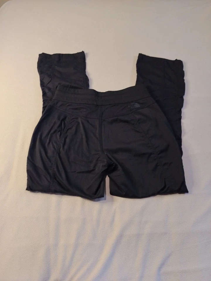 Pantalones negros pequeños North Face para mujer cintura con cordón, ligeros para exteriores. Foto 2 de 4