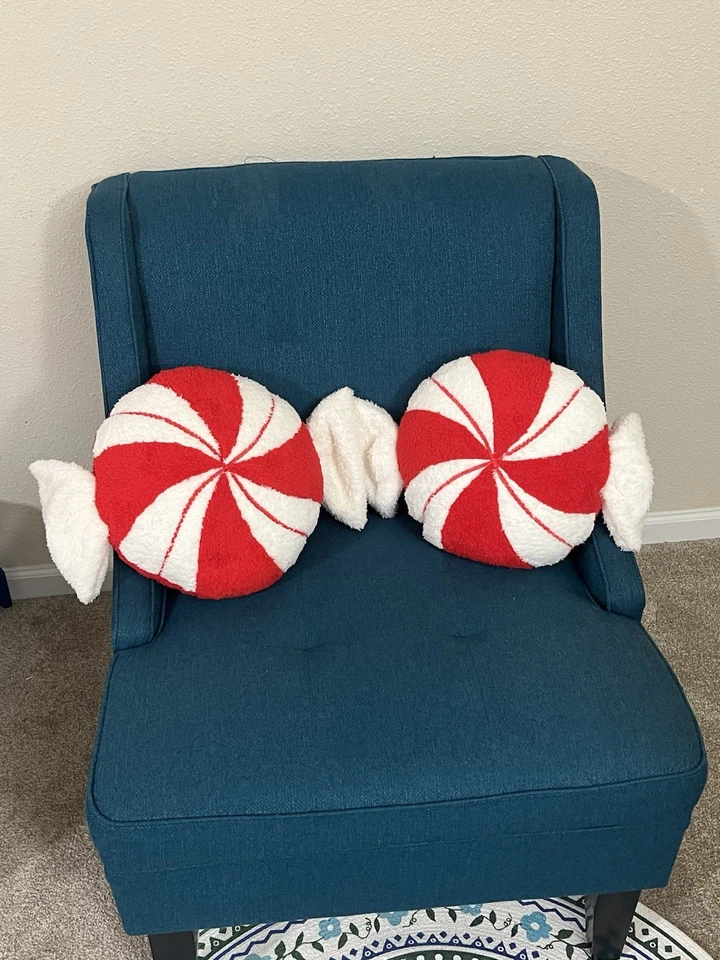 Juego de 4 almohadas para lanzar caramelos de menta con temática navideña Foto 4 de 4