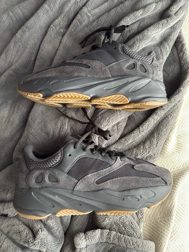 Taglia 9 Adidas Yeezy Boost 700 Utility Nero