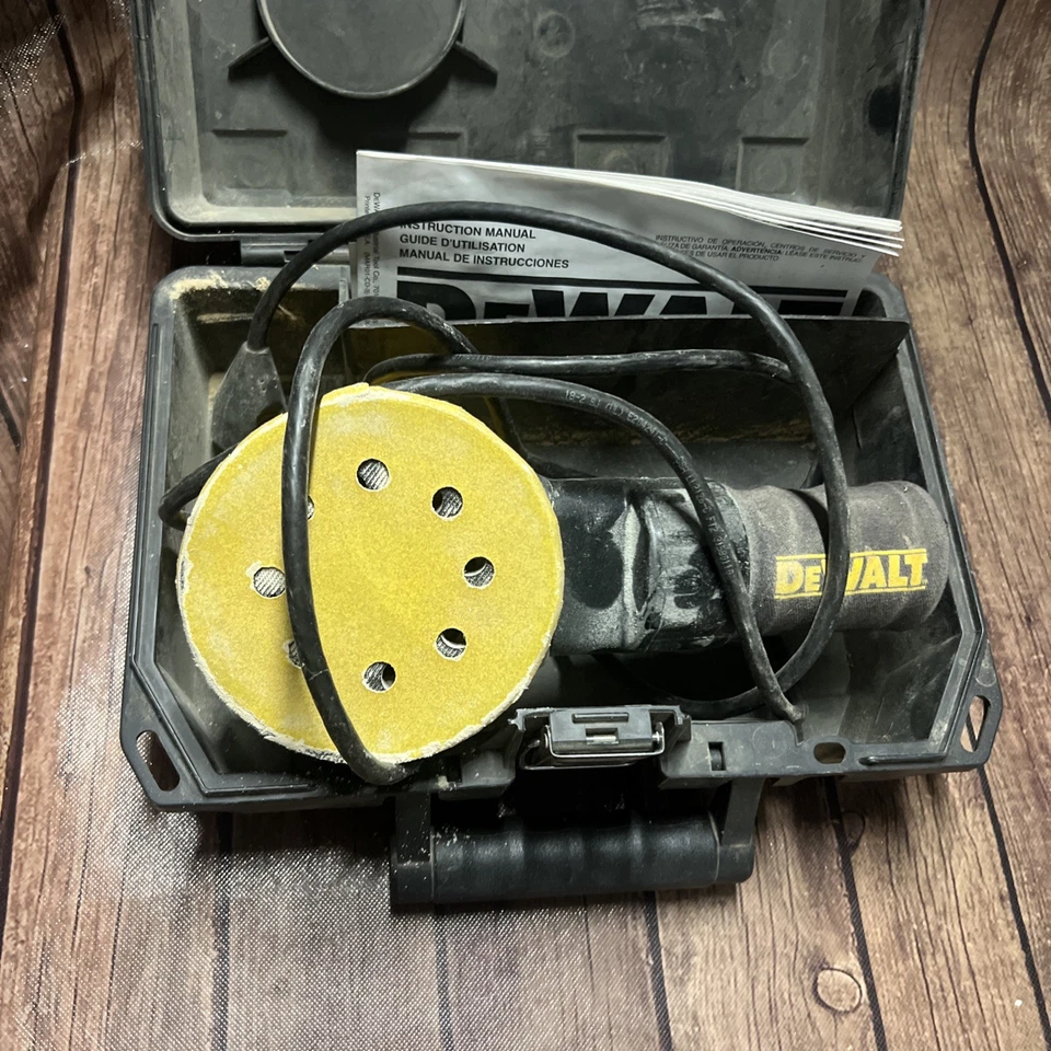 LIJADORA DE PALMA ÓRBITA ALEATORIA CON CABLE DEWALT DW421, CON ESTUCHE Foto 2 de 3