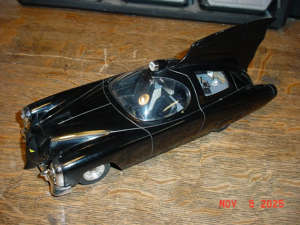 Johnny Lightning 1950's DC Comics Batmobile 1/24 Diecast Model Uprm1 - Image 4 of 4
