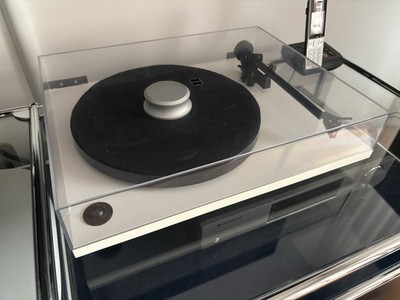 Rega RP1 Plattenspieler Weiß/Schwarz mit Staubschutzhaube und Ortofon 2M Red