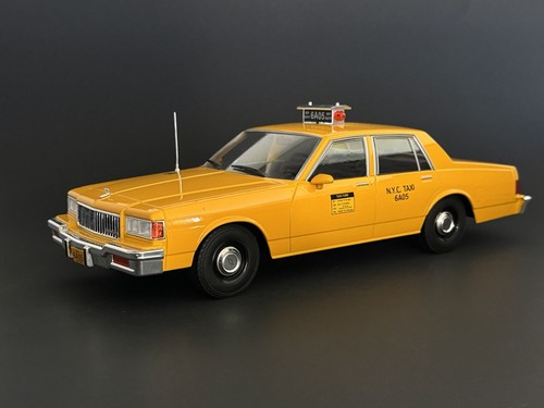 1987 Chevrolet Caprice Limited Sedan NYC Yellow Taxi Cab 1/18 MCG HTF ! - Picture 3 of 9