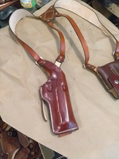 Vertical shoulder holster for 1911 Colt 5" right handed with double magazine