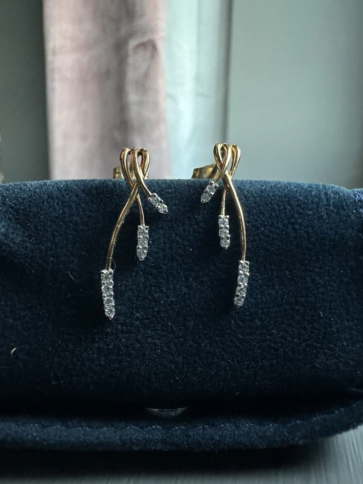 18ct Gold & Diamond Drop Earrings – London Hallmark – 2.3cm – 0.10ct TCW - Image 3 of 4