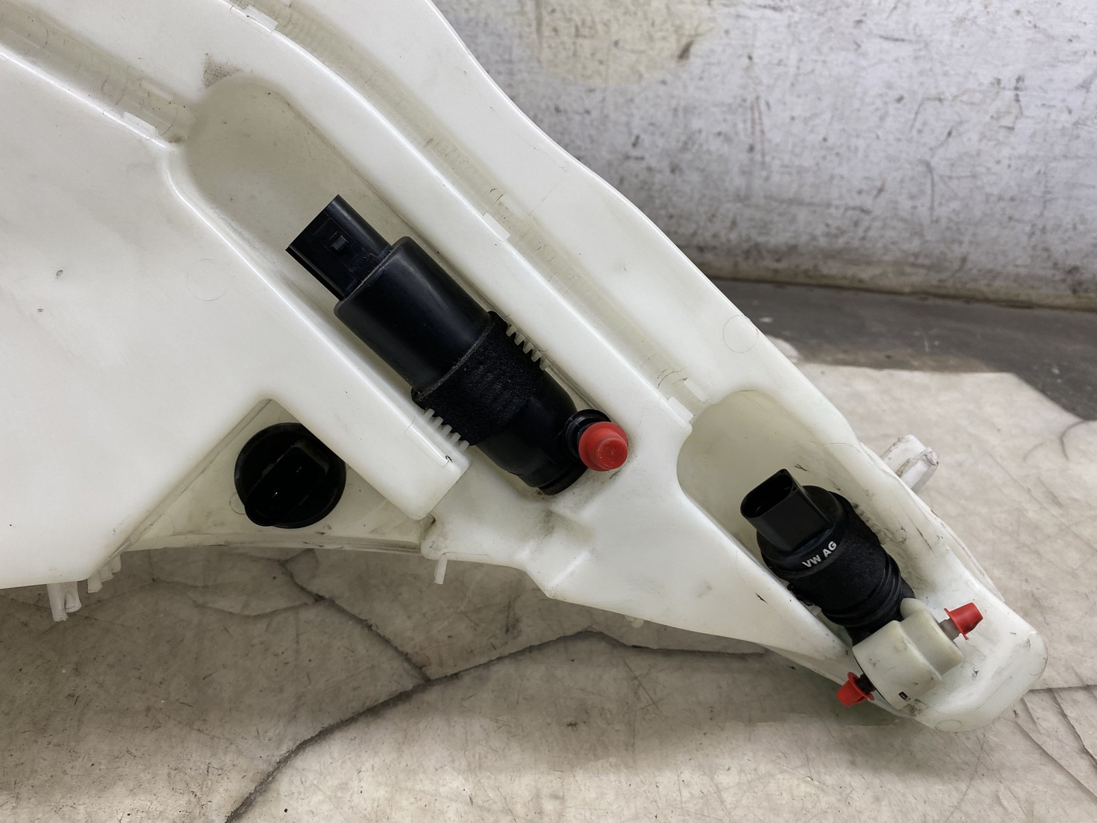 2015-2020 BENTLEY BENTAYGA WINDSHIELD WASHER FLUID RESERVOIR BOTTLE 4M0955453C