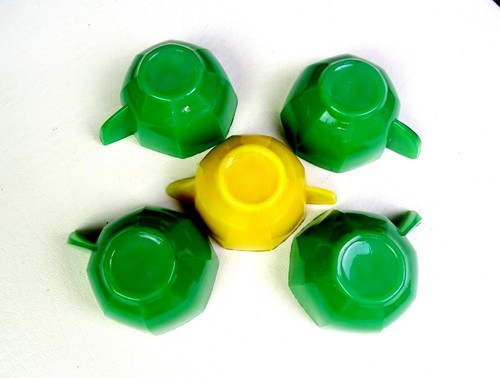 Akro Agate Glass Opaque 5 Piece 2 1/2" Green & Yellow Childs Cups & Creamer 1938 - Picture 5 of 10