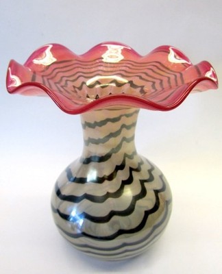 EISCH Glas Vase rosa silbrig irisierend Studioglas Glasobjekt Fadendekor schwarz