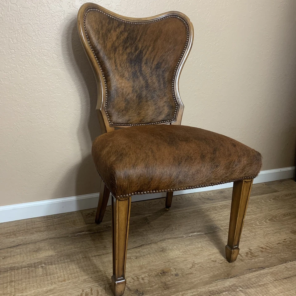 Silla Theodore Alexander Acento Pelo Sobre Piel Réplica Colección Moderna Rústica Foto 2 de 4