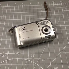 HP PhotoSmart E327 5.0MP Digital Camera - Silver~Tested~working.