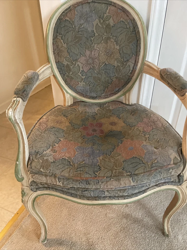 Silla estilo francés brazo abierto tapizada tapizada tapiz tela verde resaltados de colección. Foto 2 de 4