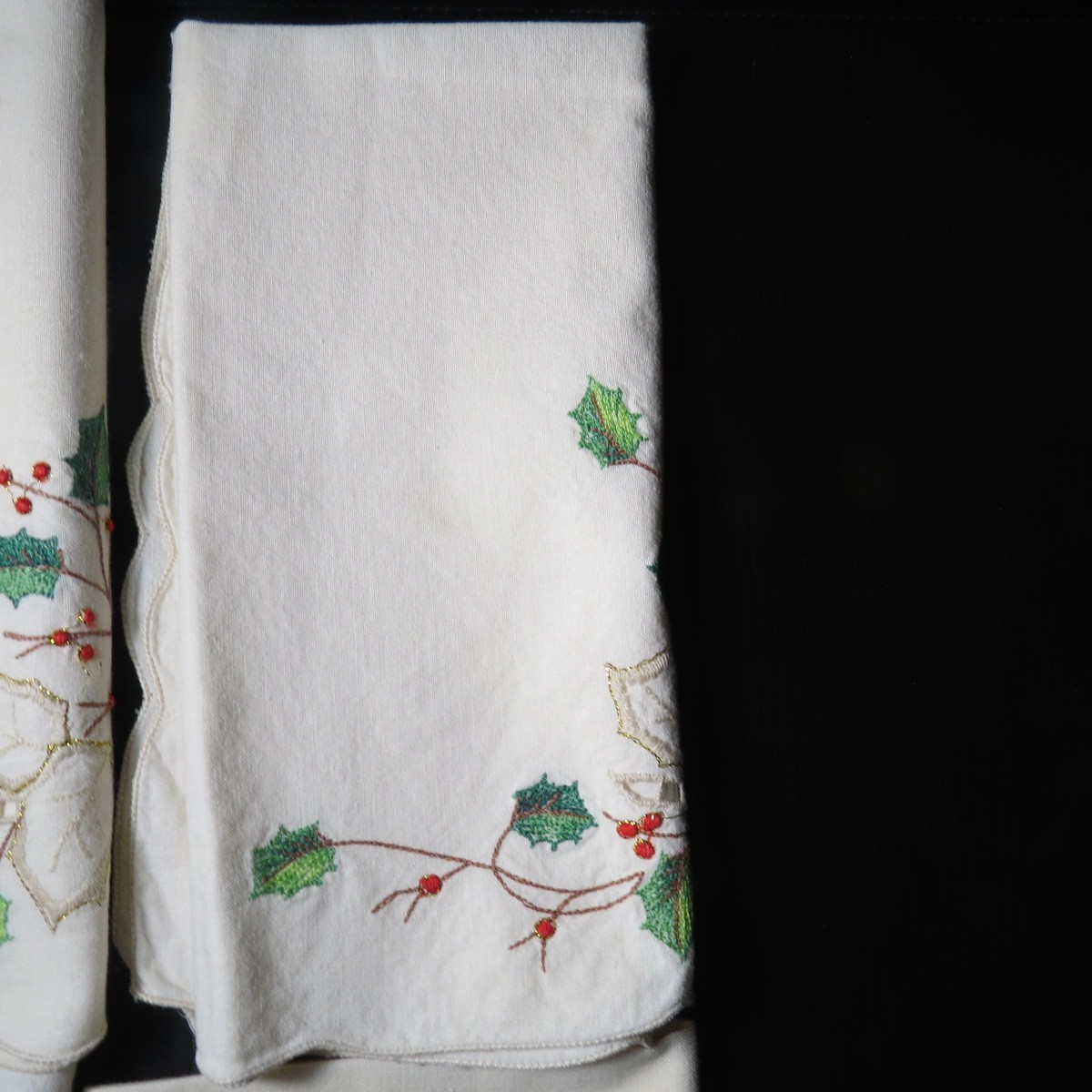 Vintage Lenox Embroidered Holiday Cloth Napkins Holly Berry Lot of 4