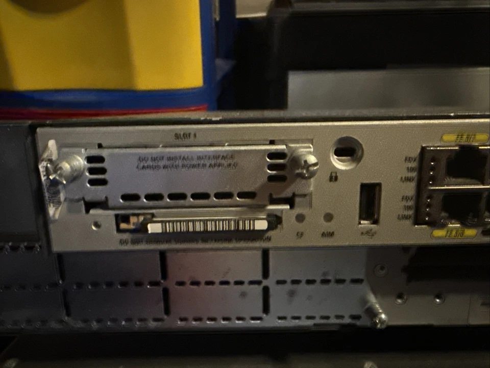 Router integrado CISCO 1841/K9 ADVENTEPRISE ios-15.1 256D/128F 1DSU CISCO1841 Foto 2 de 4