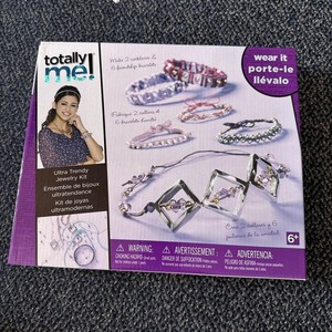 Totally Me ~ Ultra Trendy Jewelry Kit ~ Box Damaged ~ *NISB*