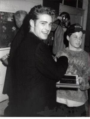 Photo presse.ALE10522.9 1/8x7 1/8in environ.1991.Jason Priestly.beverly