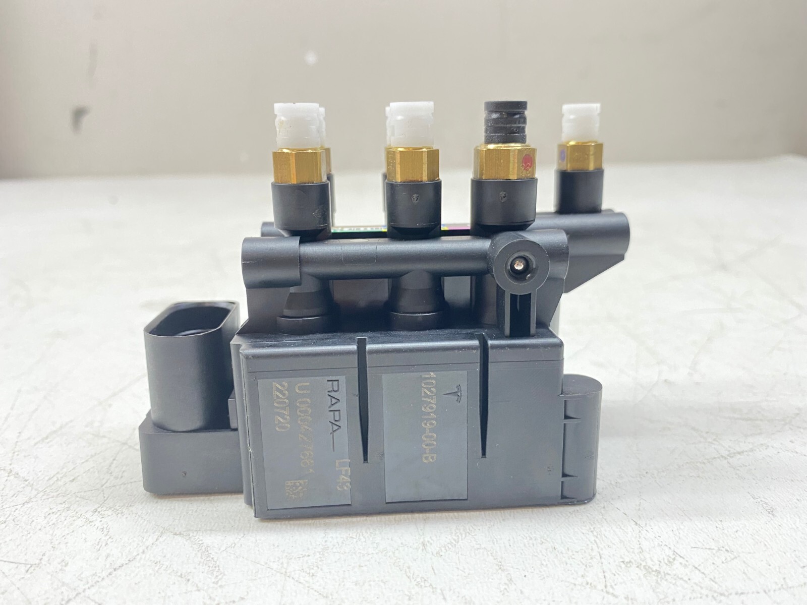 20162017 Tesla Model S Air Suspension Main Solenoid Control 102791900