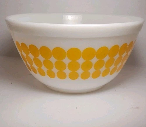 Vintage Pyrex Yellow Polka Dot 1.5 QT Nesting Mixing Bowl 402 Retro 1967