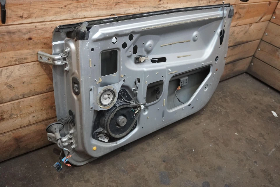 Front Right Passenger Door Shell Silver (67u) 15223565 Cheverolet Ssr 03-06 - Изображение 4 из 4