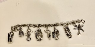 VTG 50'S 60'S SOUVENIR HAWAIIAN CHARM BRACELET 7 CHARMS