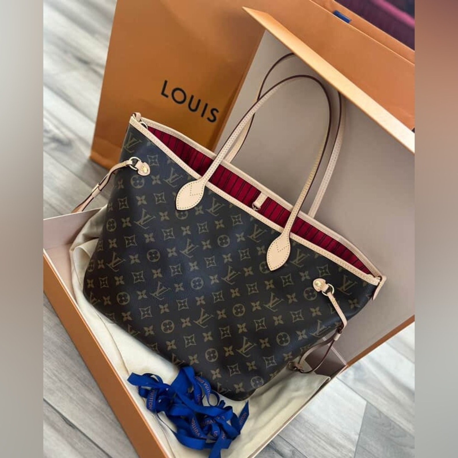 Authentic Louis Vuitton Neverfull MM Tote Bag with Strap