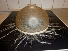 Lampenschirm alt mit schönem Muster und Fransen, außen ist das Glas satiniert.