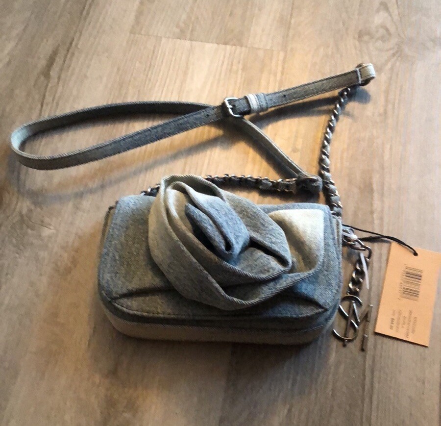 【Steve Madden】パールが可愛いカゴバッグクロスボディ Steve Madden Washed Denim BORLA Crossbody With 3D Rose Bud