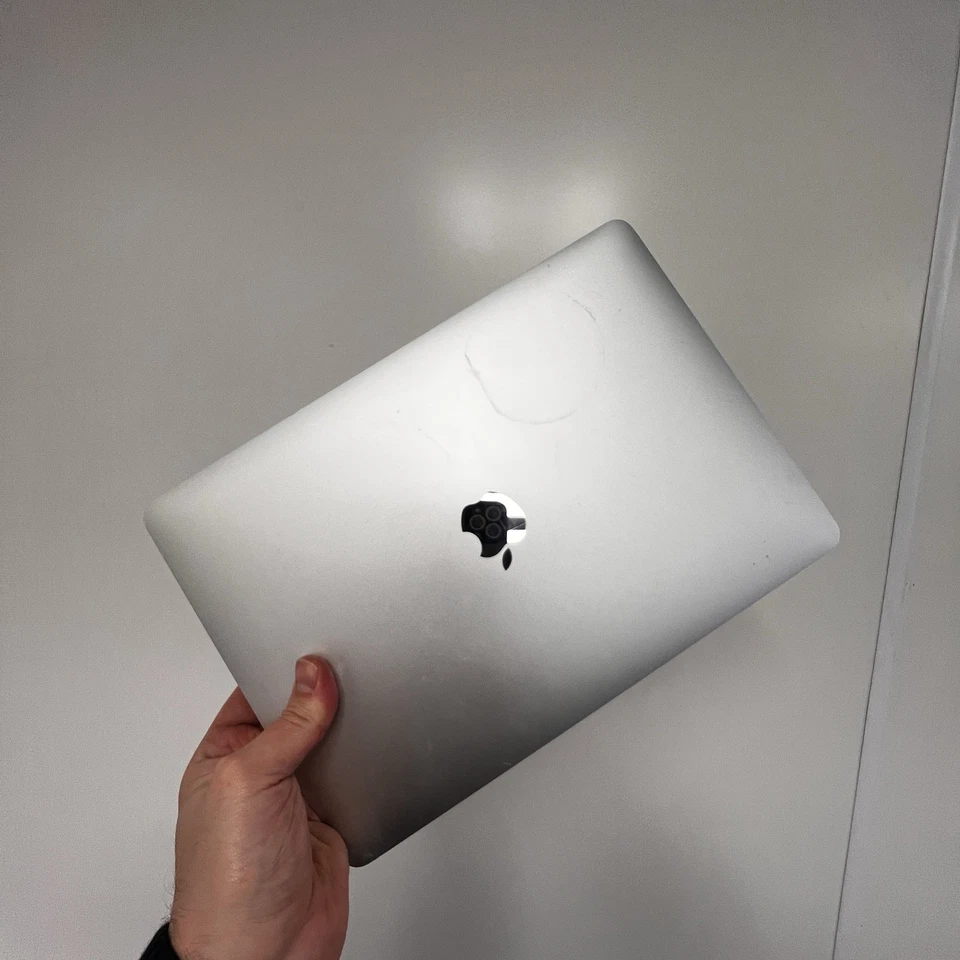 MacBook Pro (13-inch, 2018 Two Thunderbolt 3 ports) 2.3 Ghz i5 256GB 8GB RAM - Image 4 of 4