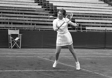 Nell Truman juega Bio Strath canchas duras campeonatos Hurlingham con foto antigua