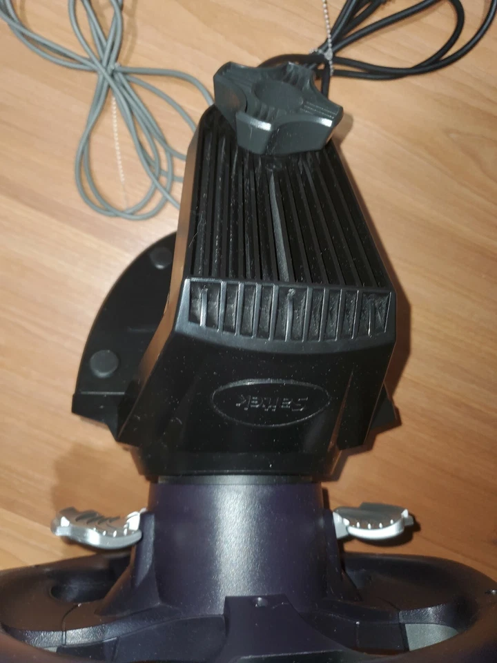 Volante de carreras con cable Saitek R100 para PC - sin pedales plateado y negro Foto 4 de 4