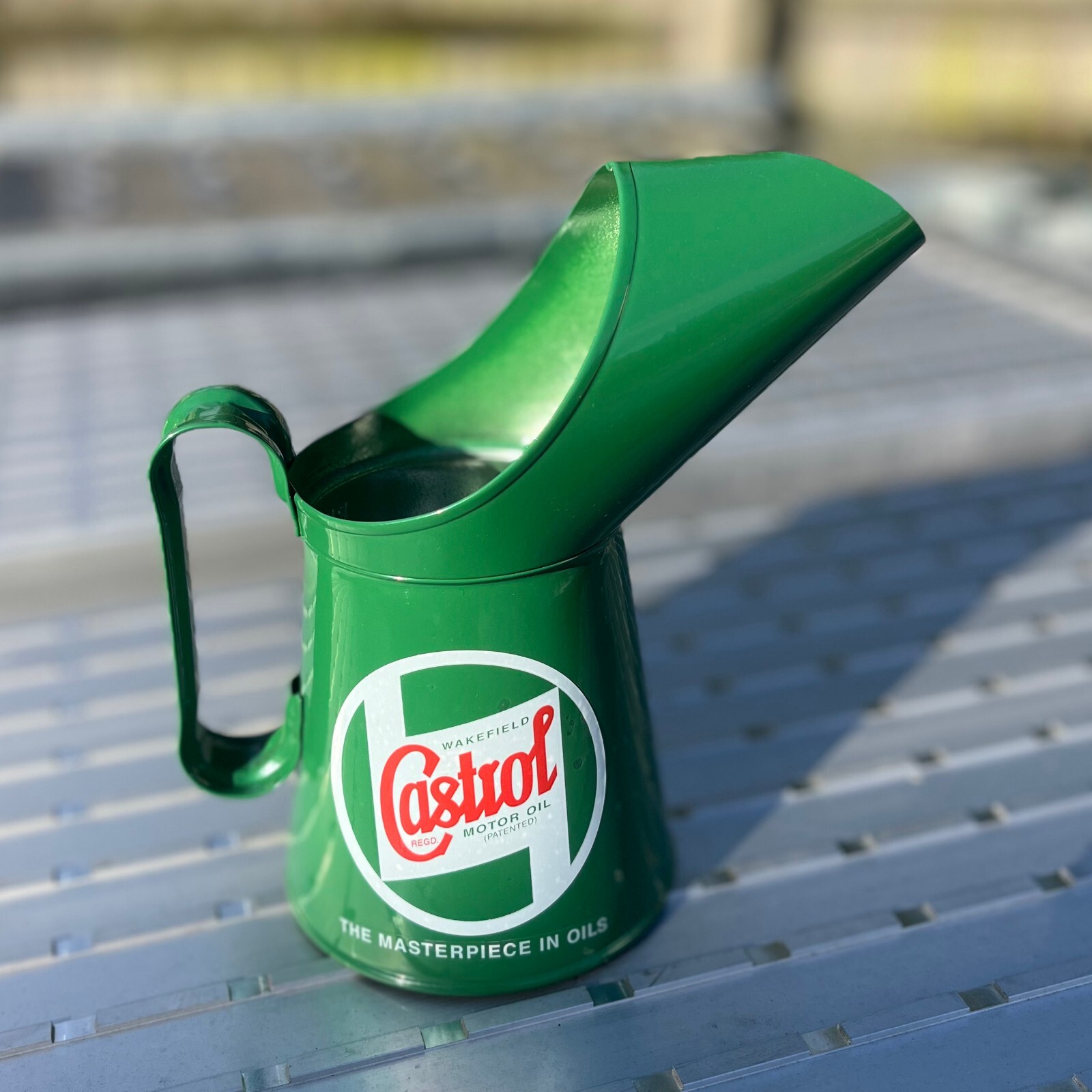 Jarra protectora de esmalte medidor de vertido retro de una pinta de aceites Castrol DA6272