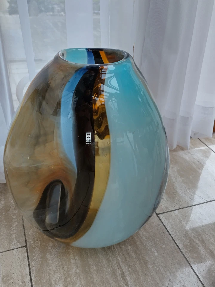 Mundgeblasene Bodenvase, signiert, bunt (primär blau), bauchig, Mdina Glas/Malta
