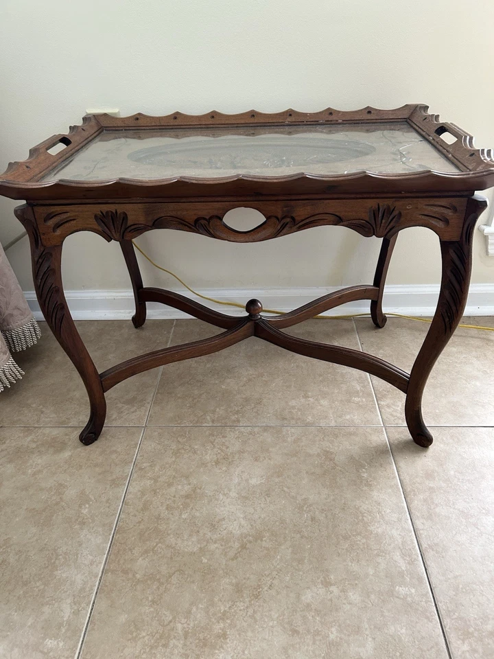 Mesa de centro estilo francés vintage con tapa de vidrio tallado en nogal Foto 2 de 4
