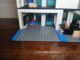 LEGO City: Police Station (7498) Complete Retired Set W/ Instructions