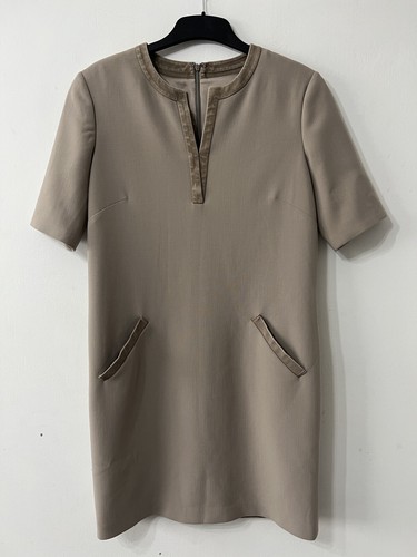 Elegant and timeless Ralph Lauren Black Label dress in a flattering fitted silho - Picture 19 of 20