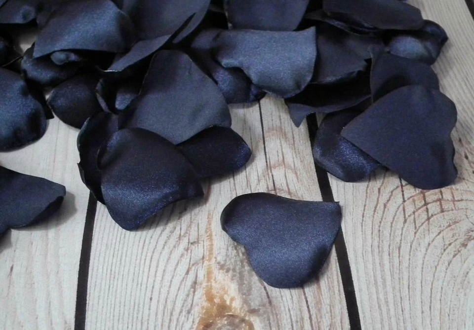 Heart shaped radiant orchid satin rose petals, 100 ct artificial purple petals - Image 4 of 4