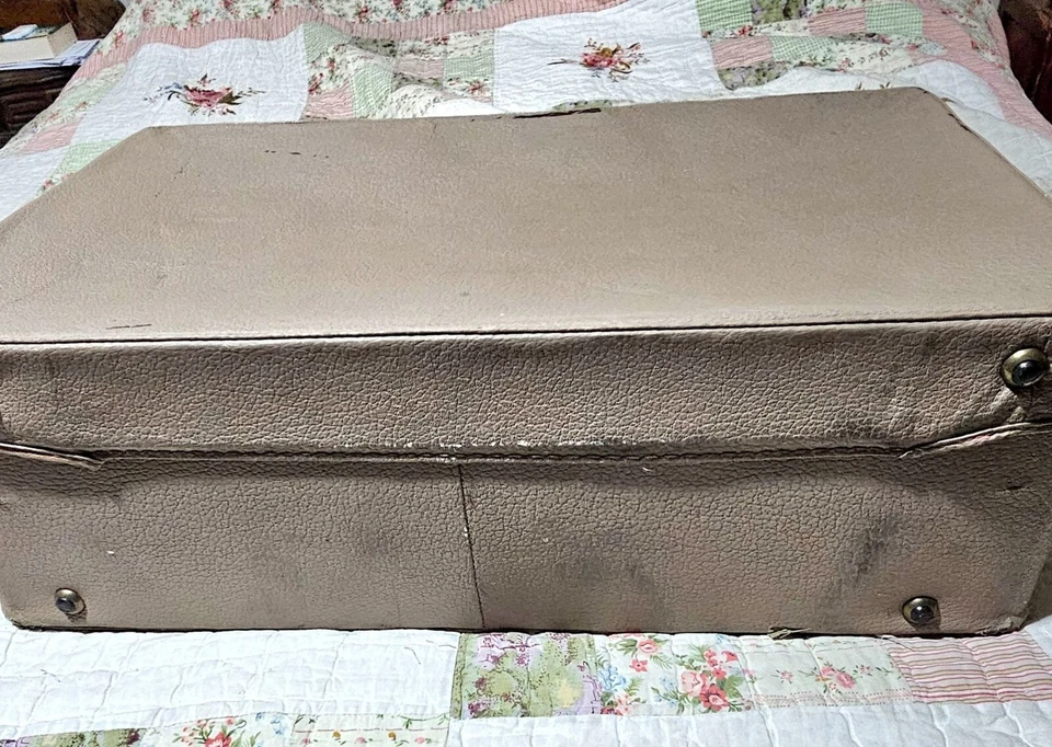 Mala lateral macia bege chifre década de 1950 forrada de cetim 2 camadas Inglaterra bagagem vintage - Imagem 4 de 4