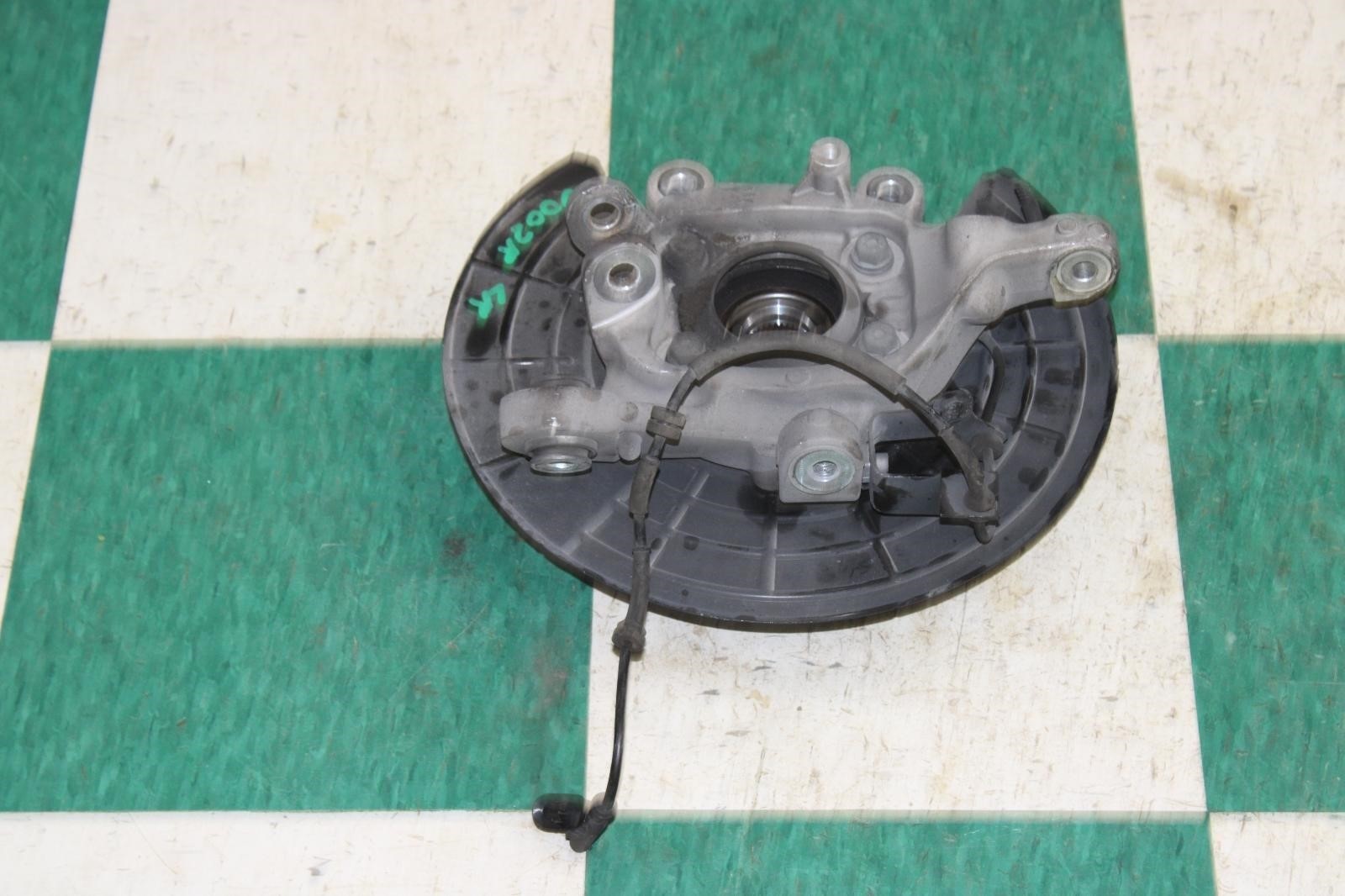 Maserati Ghibli 2014-2017 Rear Left Steering wheel hub