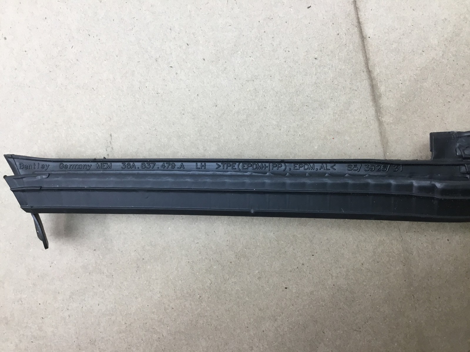 Bentley Bentayga 2019 Front Left Door Window Belt Seal Weather Strip 16-20 :M