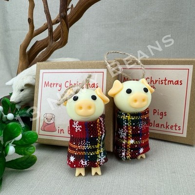 2x ''Pigs in Blankets'' Ornament in Gift Boxes Pig Wrapped in Plaid Blanket