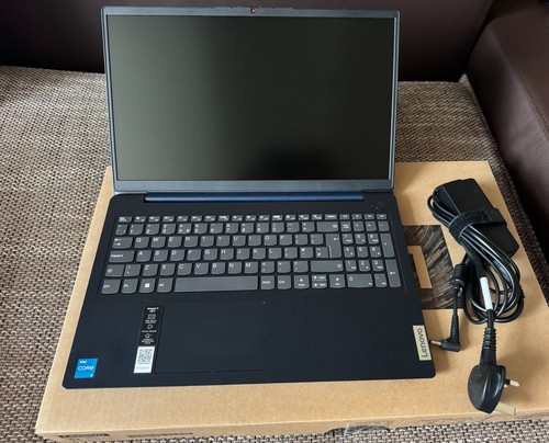 Lenovo IdeaPad 3i 15.6in i3 8GB 128GB Laptop Bundle - Blue - Afbeelding 2 van 3