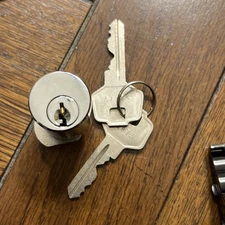 Public Storage Cylinder Lock With 2 Keys - Less Than 1 Month Old