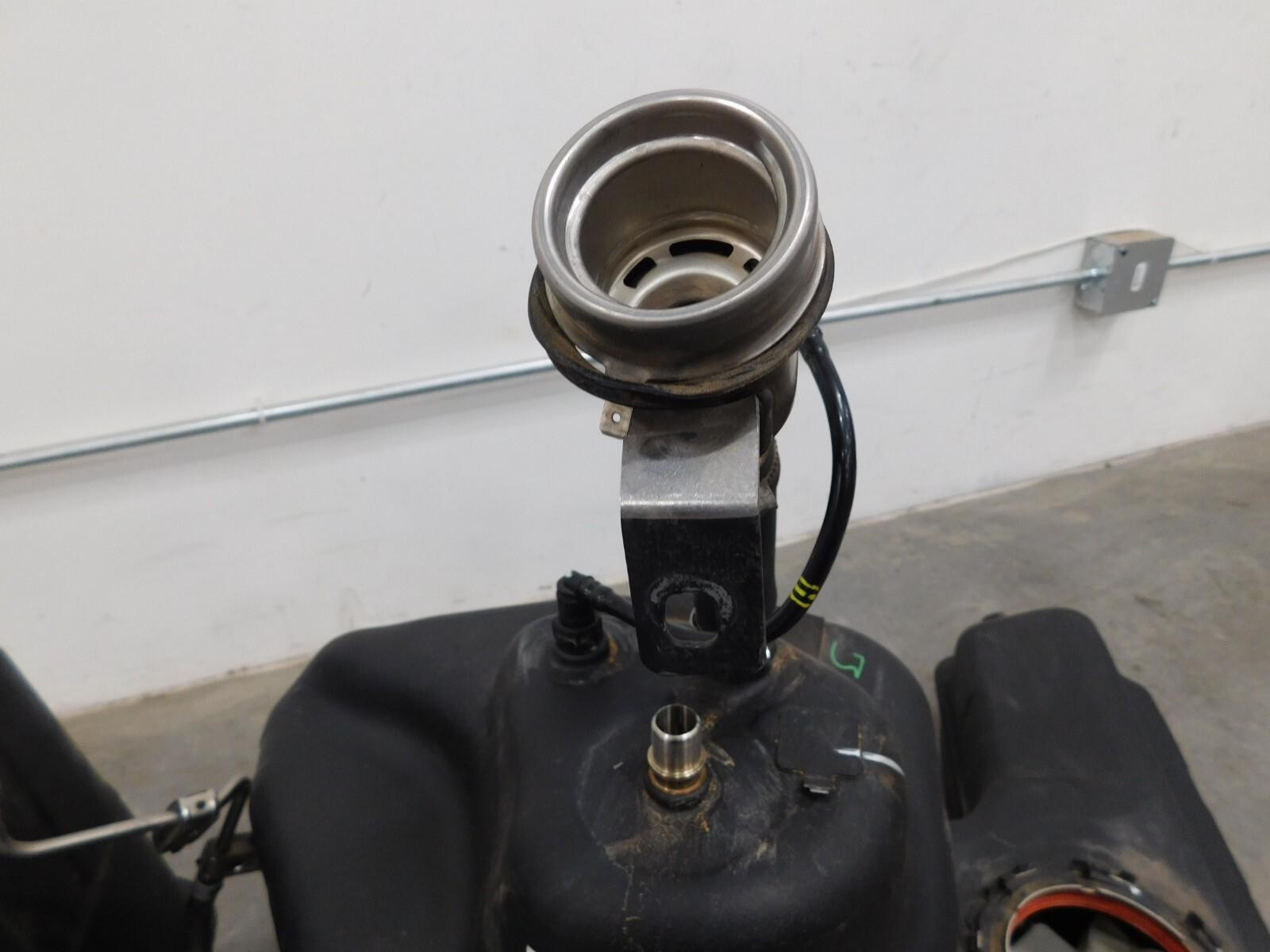 2012 08 09 10 11 Audi R8 GT V10 Fuel / Gas Tanks #00228 I3