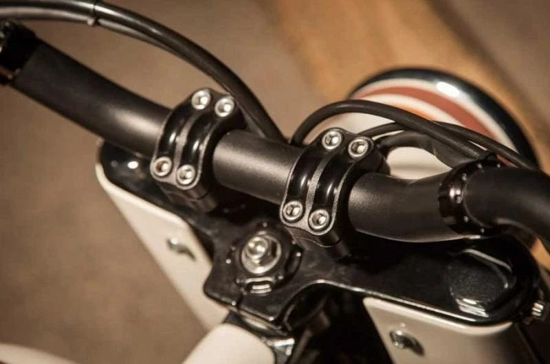 Elevadores de manillar Roland Sands 0208-2051-SMB Nostalgia 1-1/4" 4 pernos Black Ops Foto 2 de 2