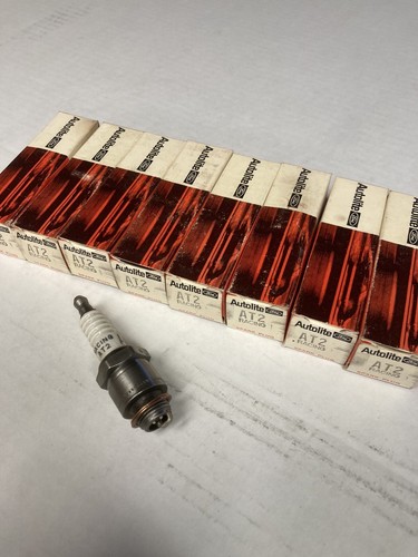 8 Auto Lite AT-2 Racing Sparking Plugs in Original Boxes Brand New - Imagen 1 de 3