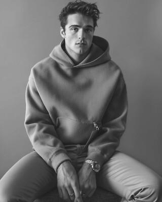 SEXY JACOB ELORDI 8x10 PHOTO *