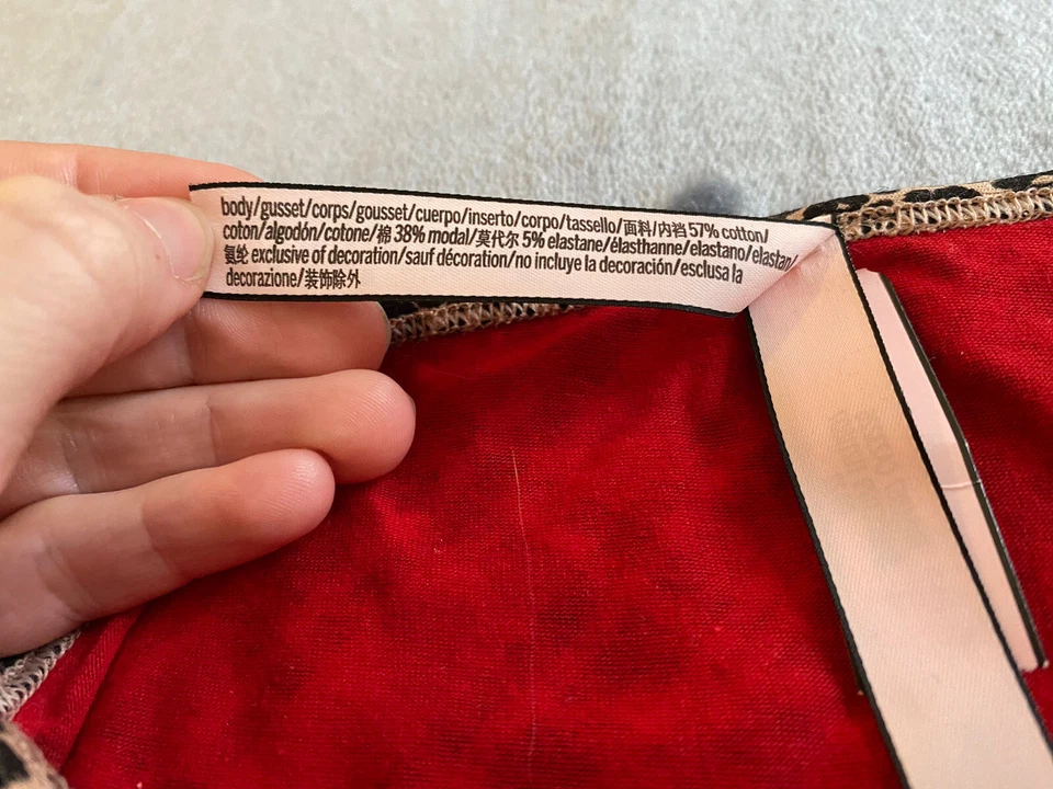 *Victoria's Secret. XS. Hiphugger. Estampado de cuadros y animales. Rojo. Nuevo con etiquetas Foto 4 de 4