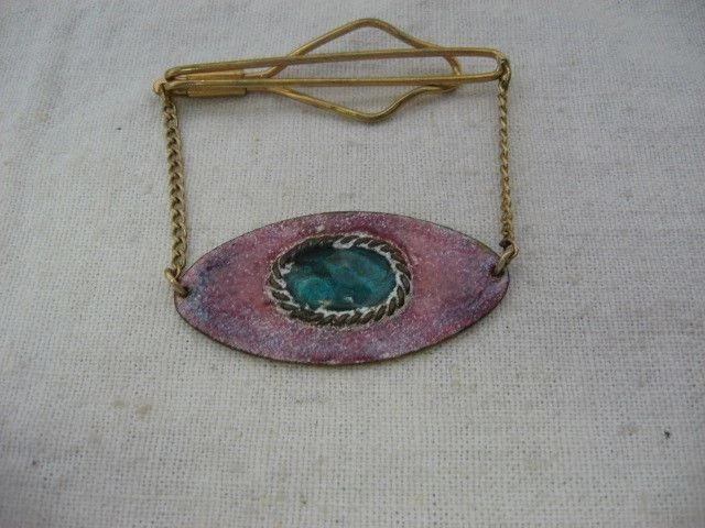 Emblema de arte esmaltado verde y rosa vintage tono dorado clip de corbata broche de corbata ~ Foto 2 de 4