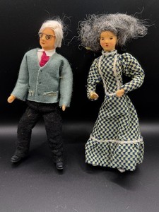 Vintage dollhouse dolls. Man and lady.