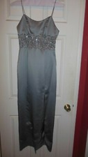 DE-LARU Gown by Sheila Yen Size 5/6 Beautiful